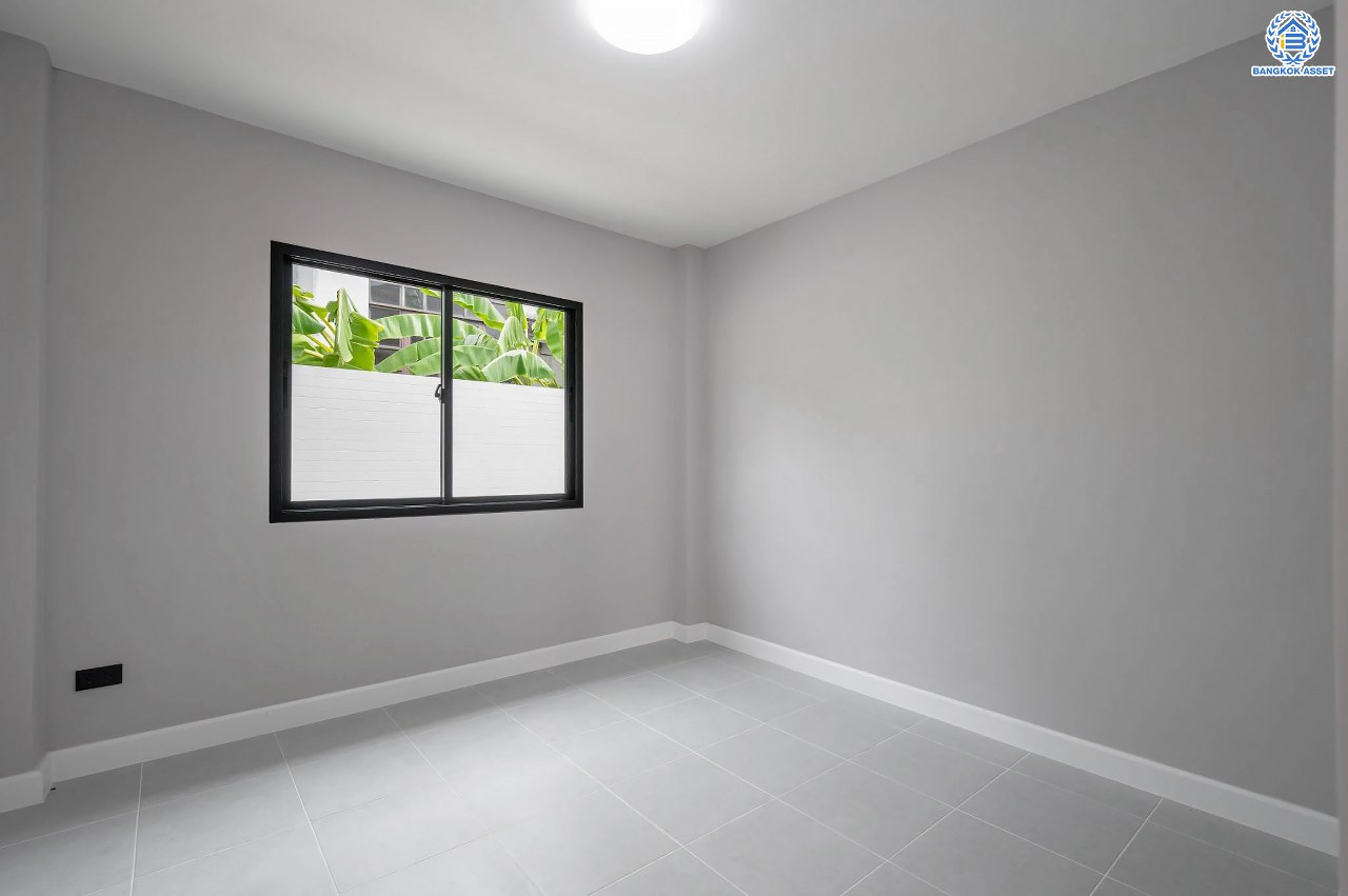 บ้านเดี่ยวฟิลคฤหาสน์มือสองตกแต่งใหม่ แบรนด์ LH ดีไซน์สุดหรูหรา โครงการ ลดาวัลย์ ปิ่นเกล้า เนื้อที่ 178.6 ตร.ว. บนพื้นที่ใช้สอยถึง 651.84 ตร.ม. ฟังก์ชันจัดเต็ม 5 ห้องนอน 7 ห้องน้ำ  1 ห้องแม่บ้าน จอดรถได้ถึง 3 คัน ทำเลศักยภาพติดถนนบรมราชชนนี เชื่อมต่อหลายเส้นทาง ใกล้มหาวิทยาลัยมหิดล และเซ็นทรัลศาลายา